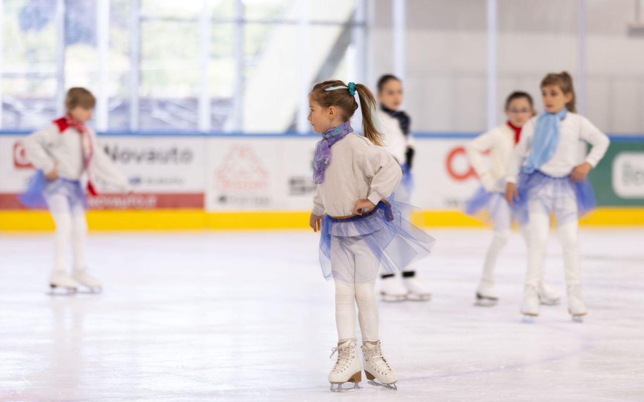 Alcuni partecipanti ai nostri corsi su ghiaccio durante un saggio di fine anno.